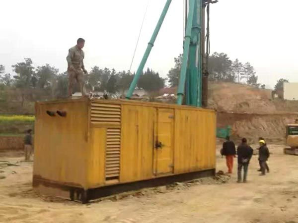 海勃湾如何判断水冷式机油散热器密封件是否需要更换？